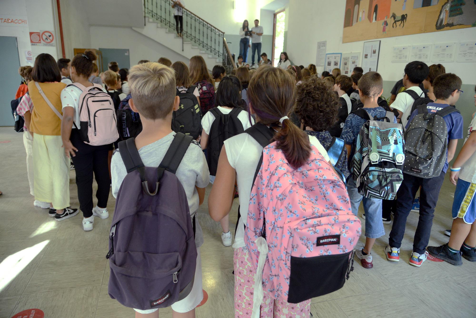 Dl Caivano, la bozza: fino a due anni di carcere se il figlio non va a scuola