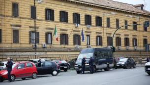 Dolci alla bimba vicina di casa, poi le molestie: arrestato 40enne a Roma