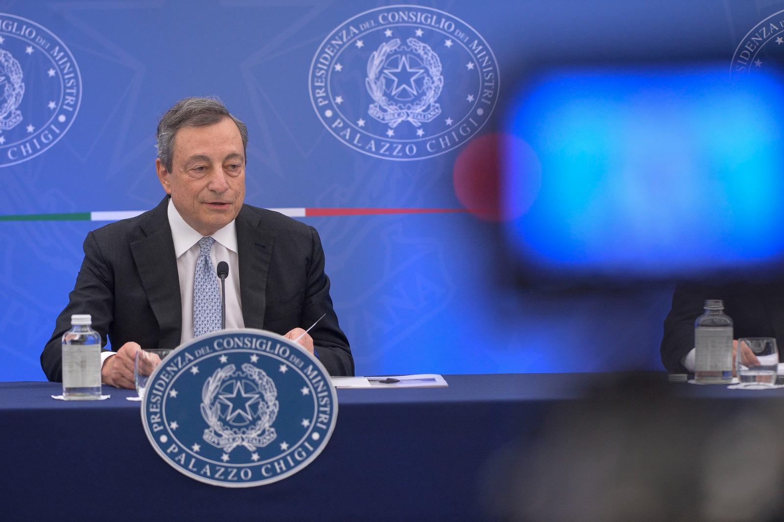 Draghi: "Governo non si fa senza M5S"