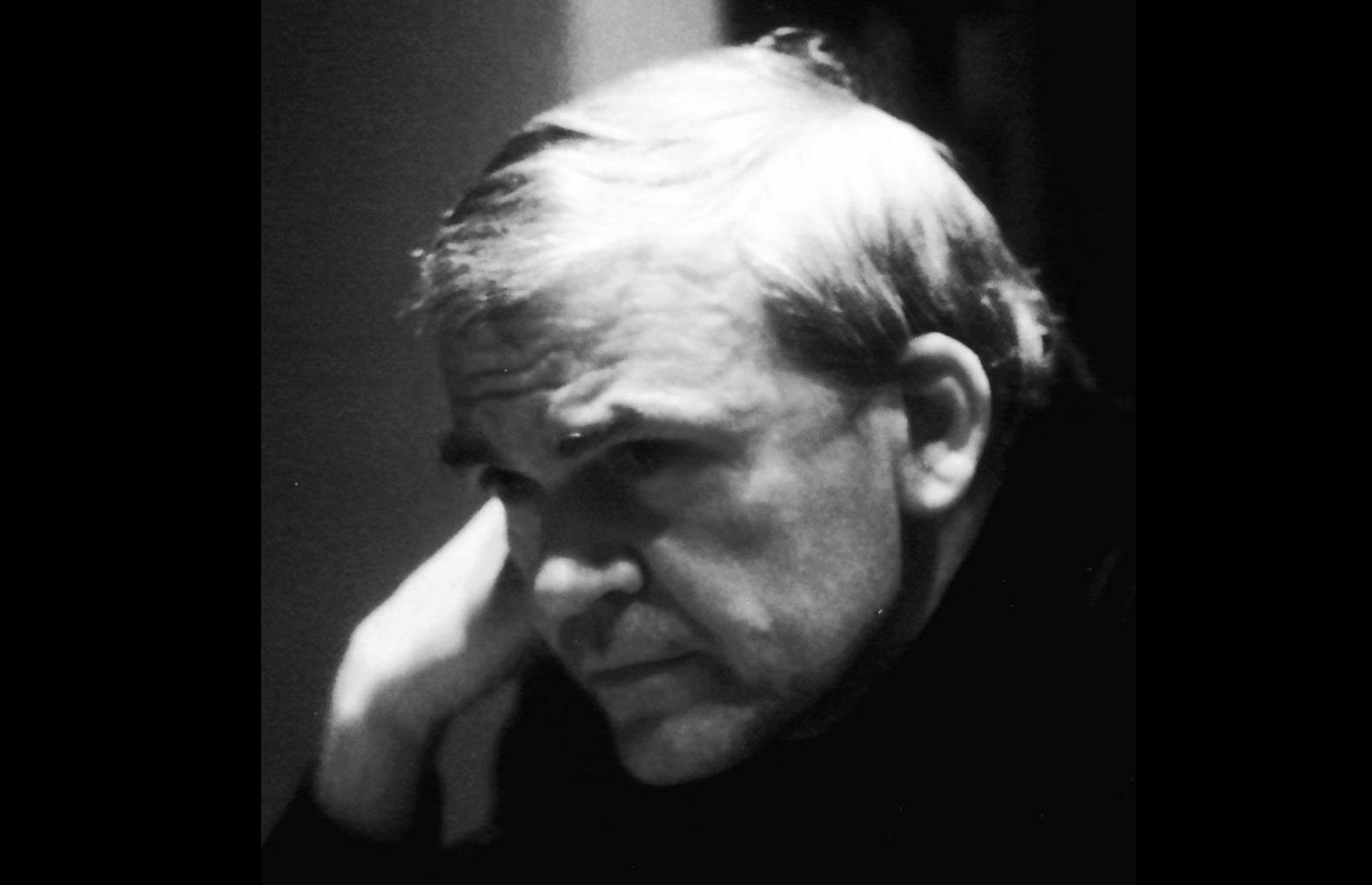 È morto Milan Kundera, lo scrittore aveva 94 anni