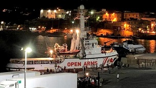 Open Arms arrives in Lampedusa