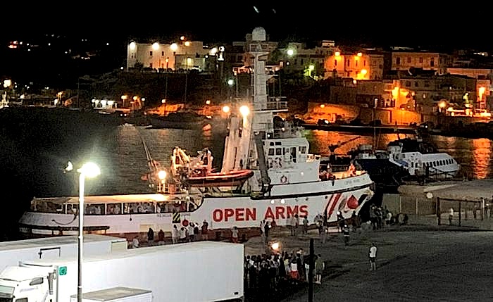 Open Arms arrives in Lampedusa