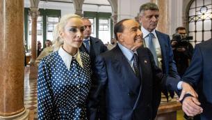 Elezioni 2022, Berlusconi vota a Milano: "Mai vista tanta fila"