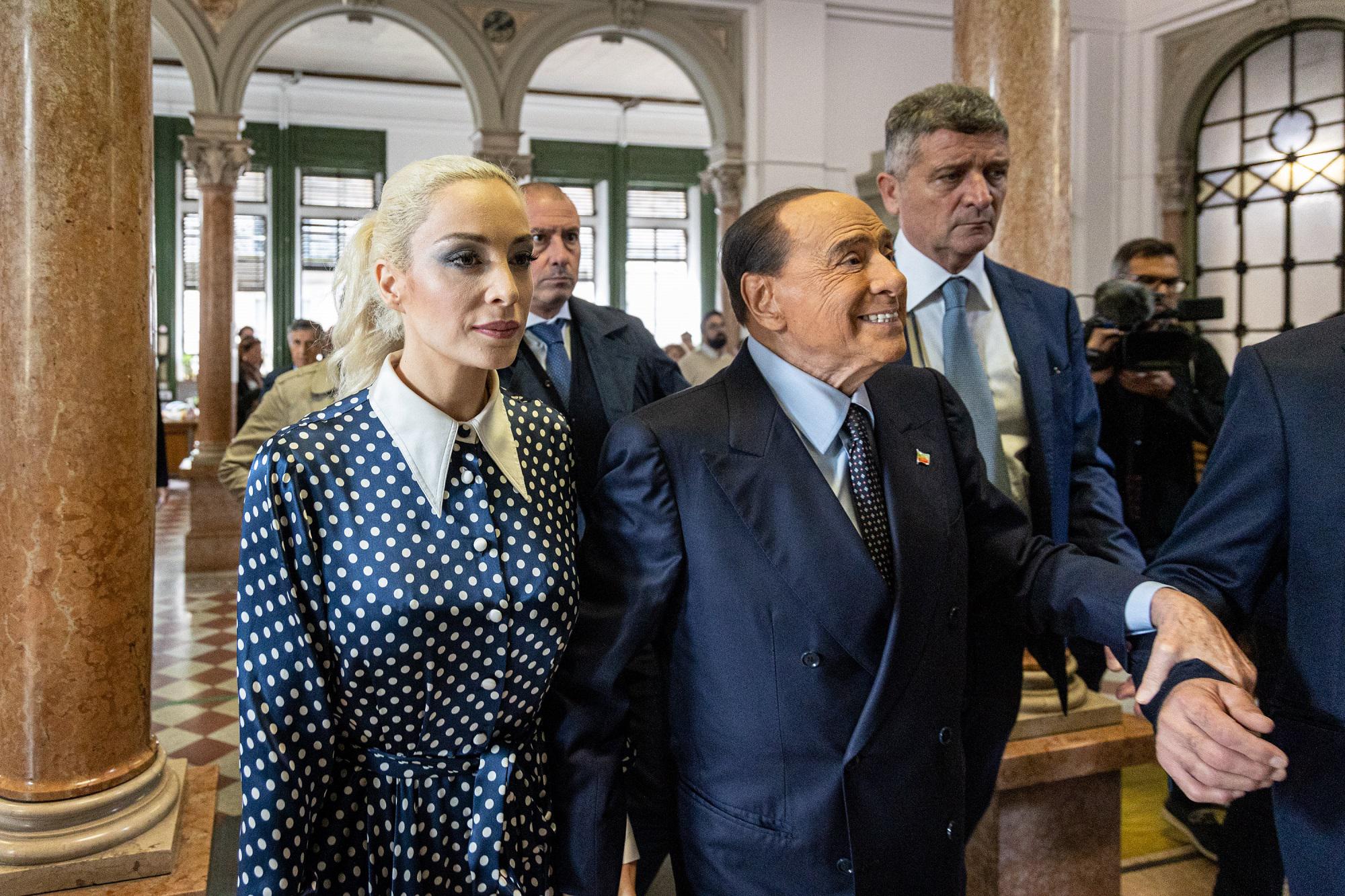 Elezioni 2022, Berlusconi vota a Milano: "Mai vista tanta fila"