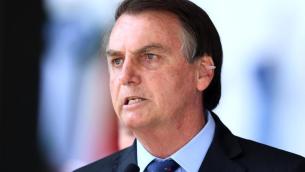 Elezioni Brasile 2022, Bolsonaro: "Voto con maglia Selecao o militari nei seggi"