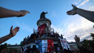 Elezioni Francia, scontri a Parigi tra polizia e estremisti sinistra