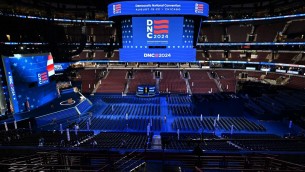 Elezioni Usa, domani a Chicago la convention di Kamala Harris: apertura a Biden ancora risentito