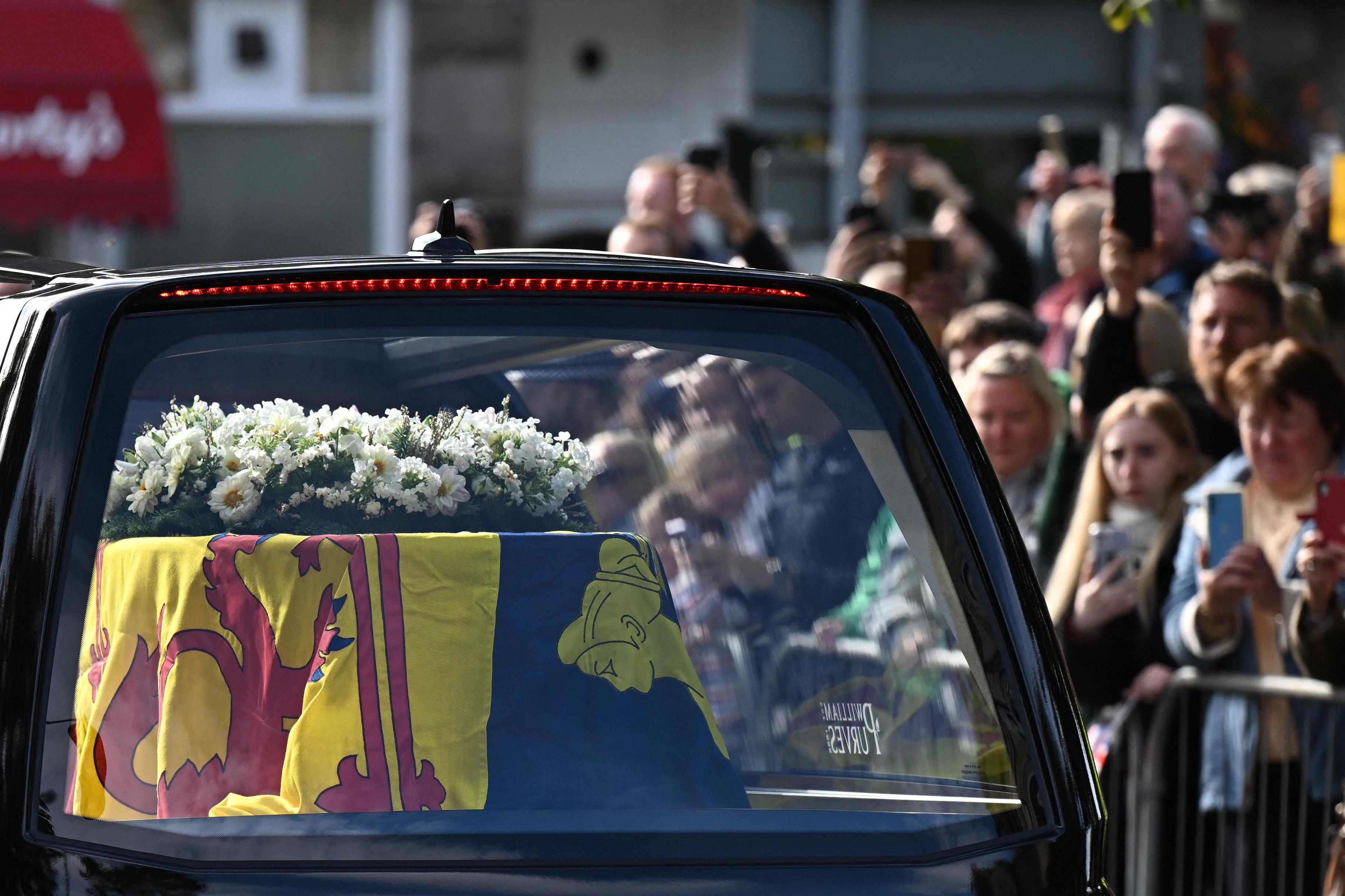 Elisabetta, l'ultimo viaggio della Regina: prima tappa Edimburgo