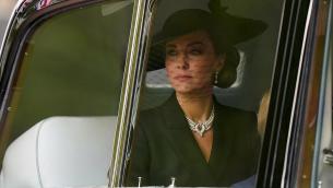Elisabetta, perle come lacrime: Kate omaggia la regina indossando i suoi gioielli