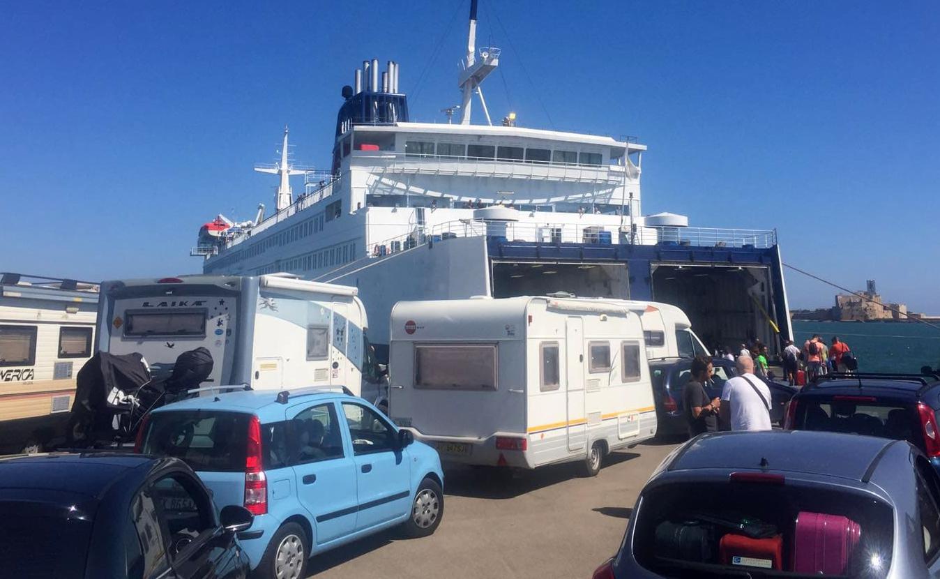 Esodo di Ferragosto, 3 ore di attesa per gli imbarchi in Sicilia