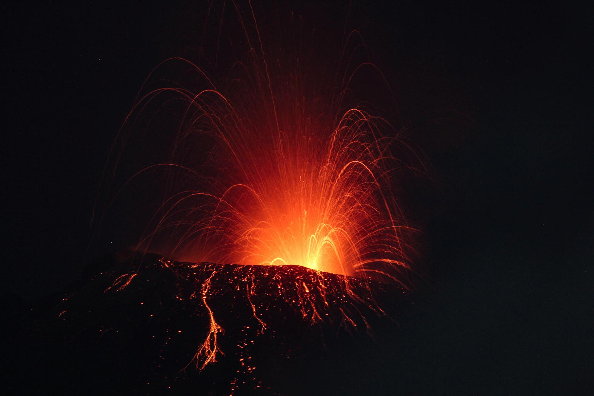 Etna ancora in eruzione, fontane e colate di lava per tutta la notte