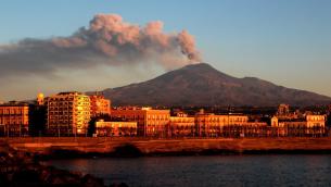 Etna, eruzione avanti: fontana di lava e nube di cenere