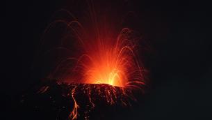 Etna, eruzione con forti boati e nuove fontane di lava