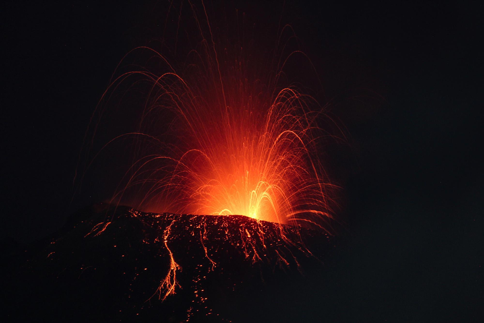 Etna, eruzione con forti boati e nuove fontane di lava