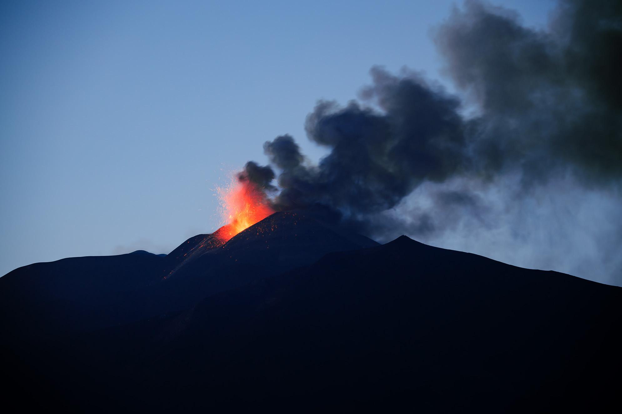 Etna, fontana di lava da cratere sud-est