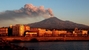 Etna, il vulcano oggi è attivo: cenere da cratere Voragine