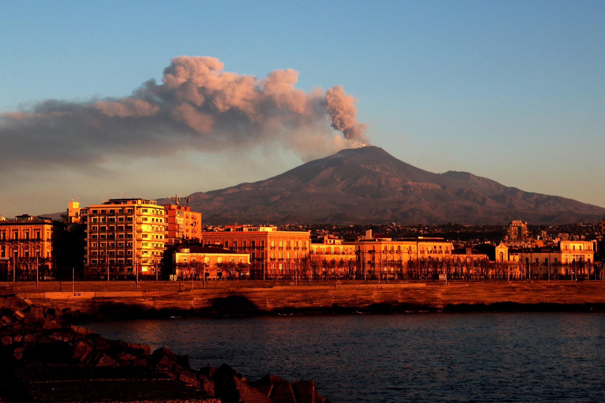 Etna, il vulcano oggi è attivo: cenere da cratere Voragine