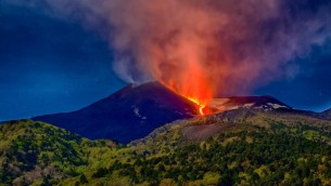 Etna in eruzione, aeroporto di Catania chiude lo spazio aereo