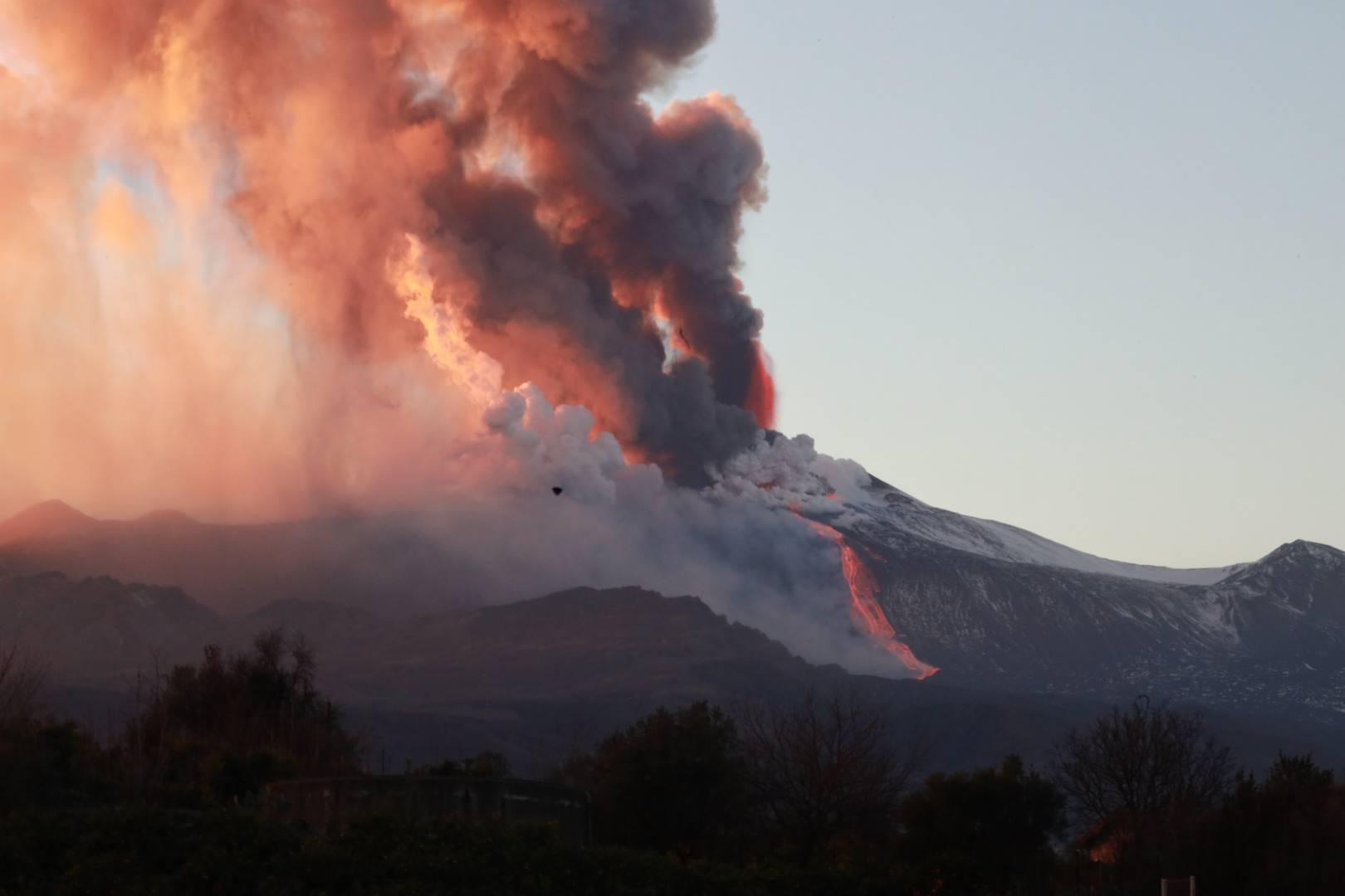 Etna in eruzione, chiusi due settori aeroporto Catania