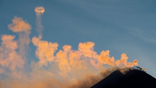 Etna, nube vulcanica da cratere alta 4,5 chilometri