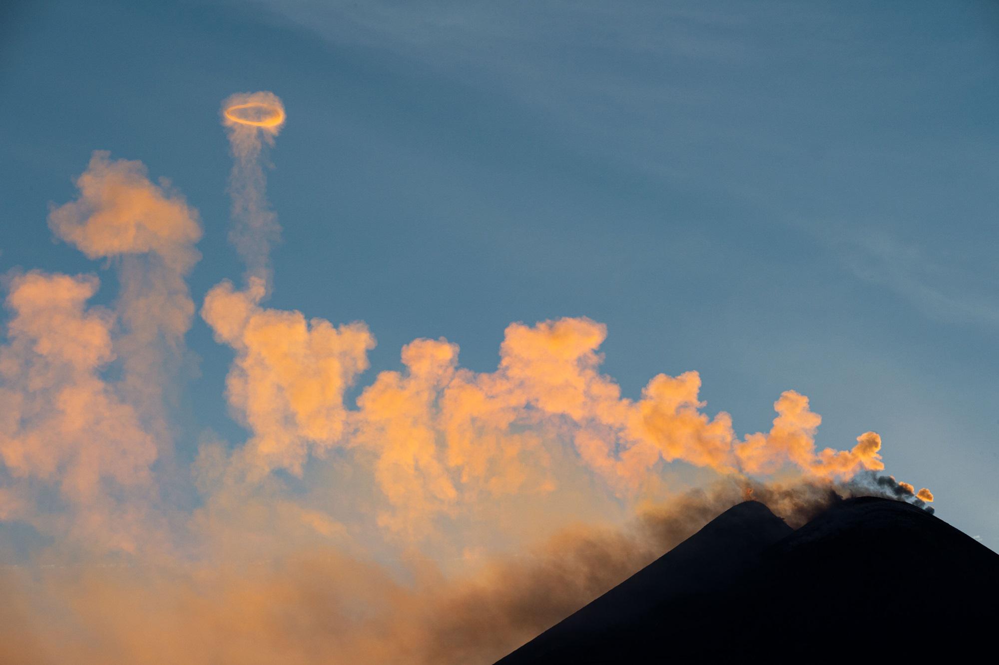 Etna, nube vulcanica da cratere alta 4,5 chilometri