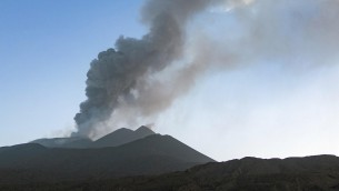 Etna, vulcano oggi attivo: nube di cenere da cratere Voragine