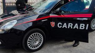 Fa prostituire il figlio con un prete in cambio di soldi, arrestati