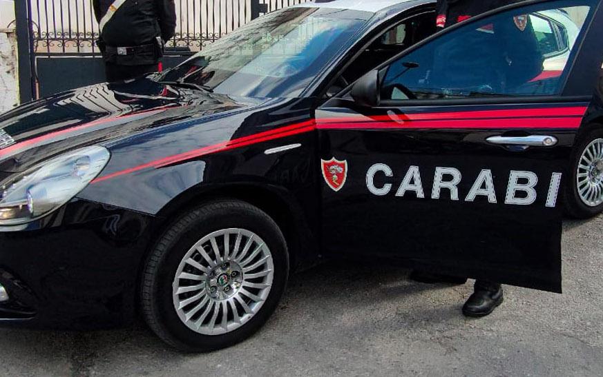 Fa prostituire il figlio con un prete in cambio di soldi, arrestati