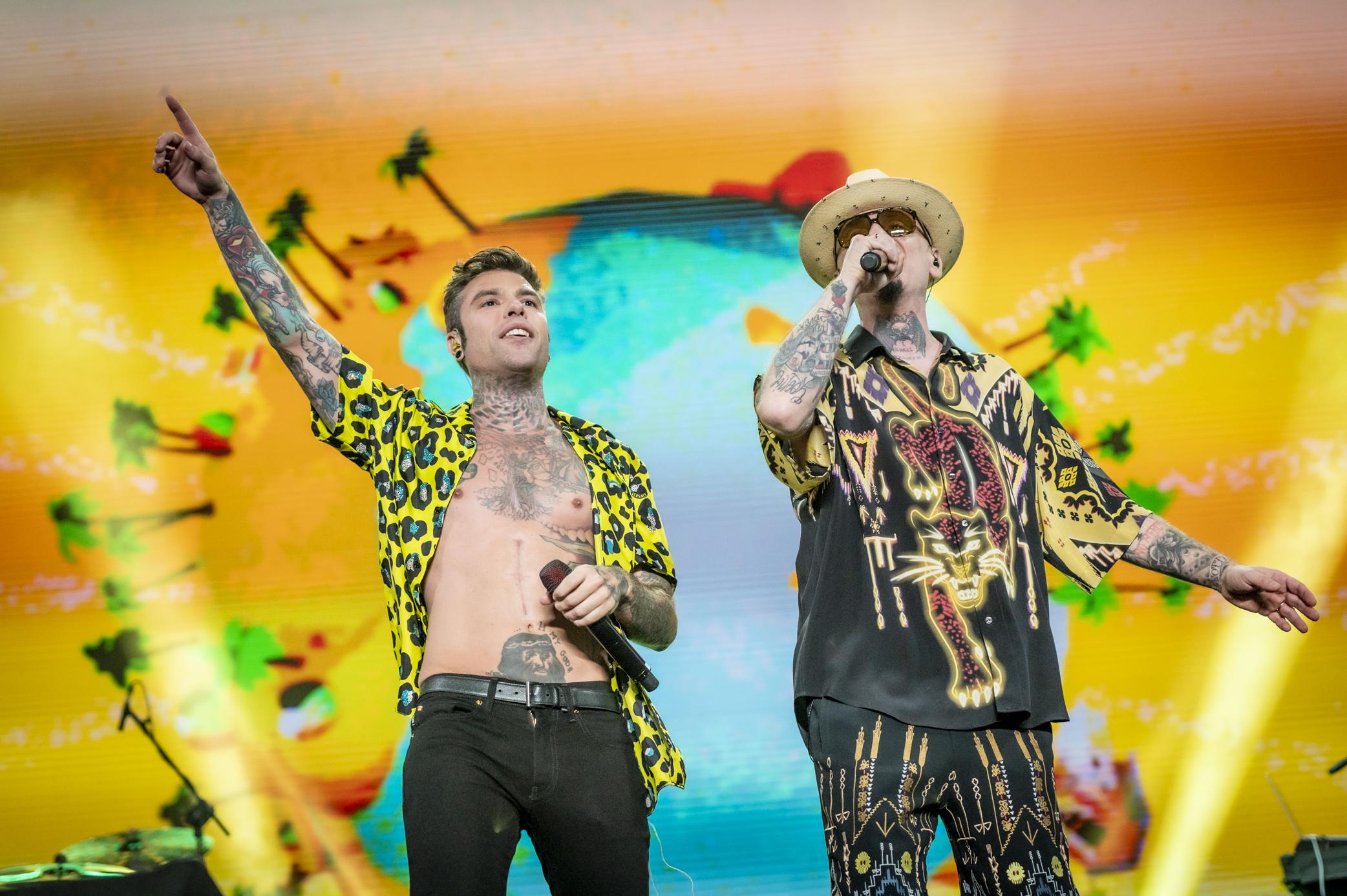 Fedez e J-Ax fanno ballare Milano con 'Love Mi'