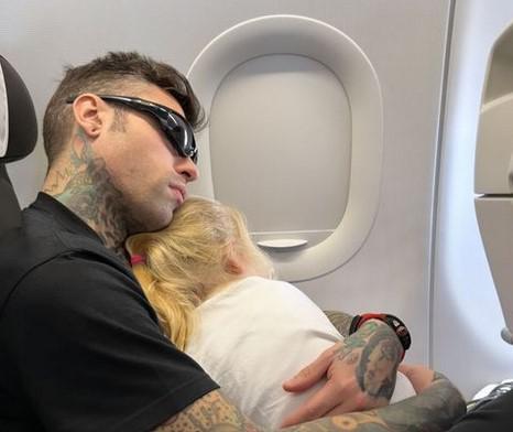 Fedez in volo per Miami: "Finalmente parto con i miei bimbi"