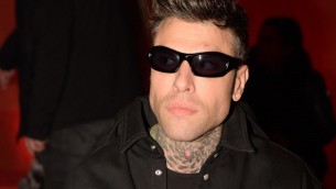 Fedez mostra i suoi referti medici e attacca la stampa