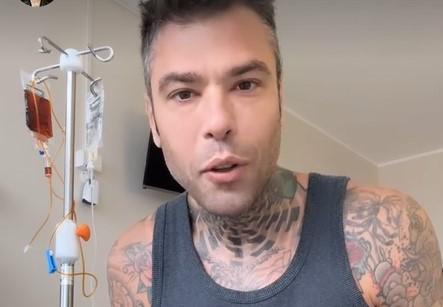 Fedez: "Nessun abuso di alcool e droghe, sono ricoverato per emorragia interna"