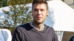 Fedez segnala a polizia parcheggiatore abusivo a Milano