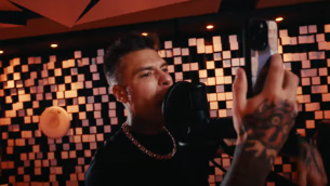 Fedez, un rap contro Tony Effe: "Infame, scrivevi a mia moglie mentre mi abbracciavi"