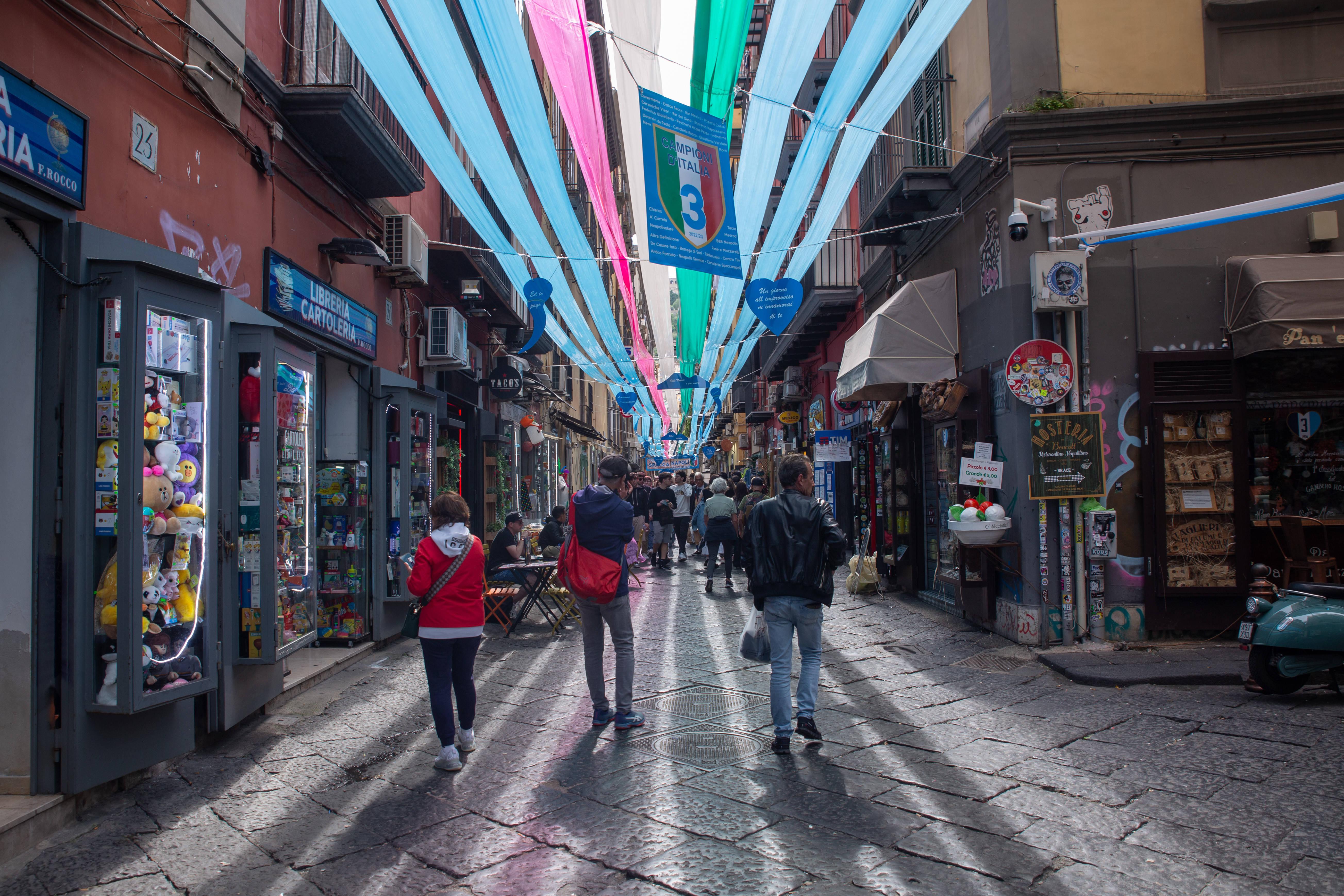 Festa scudetto Napoli, via gli striscioni dalla città