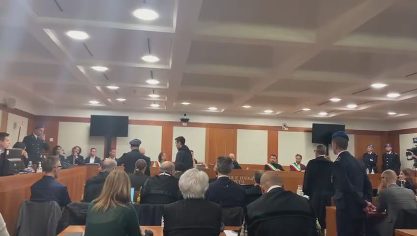 Filippo Turetta arriva in aula, sguardo basso al processo per l'omicidio di Giulia Cecchettin - Video