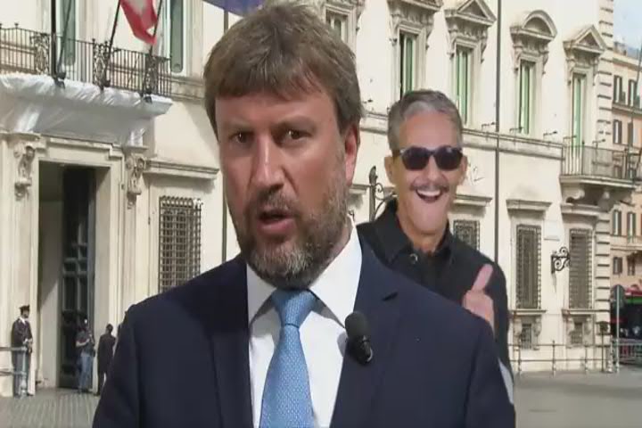 Fiorello e lo spot da incursore, tra Palazzo Chigi e lo spazio - Video