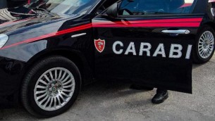 Foligno, brandisce ascia e mannaia durante una lite con i vicini