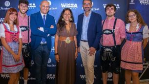 foto-con-i-costumi-bavaresi-delloktoberfest-calabria-2022