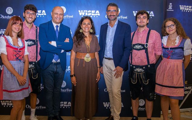 foto-con-i-costumi-bavaresi-delloktoberfest-calabria-2022