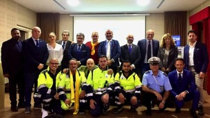 foto-di-gruppo-consegna-defibrillatore-a-malito