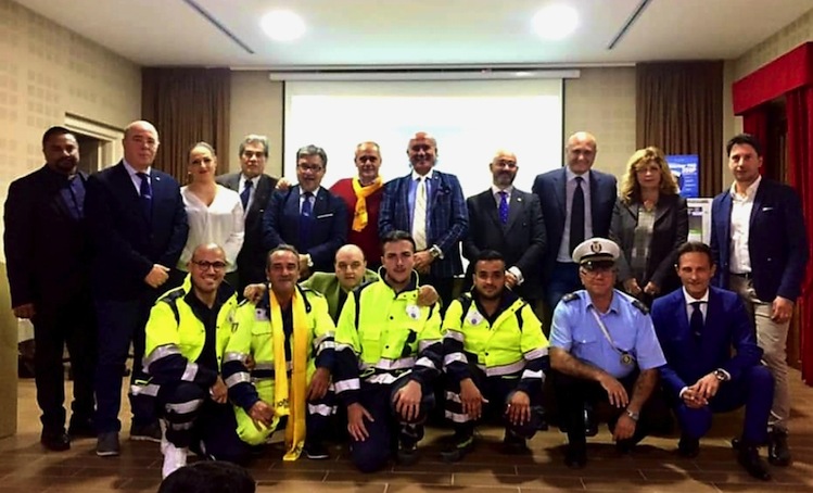 foto-di-gruppo-consegna-defibrillatore-a-malito