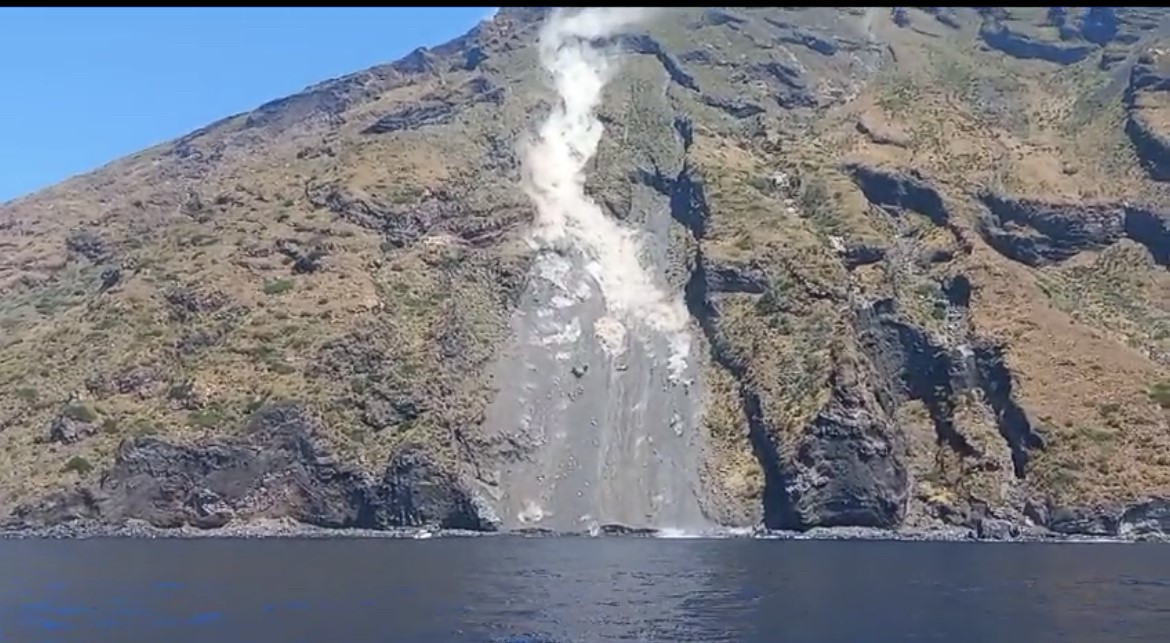 Frana a Stromboli, paura per un gommone