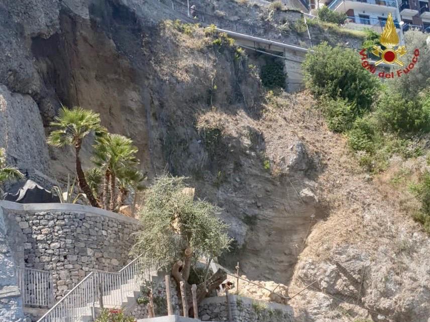 Frana ad Amalfi, crollano terrazzamenti in mare - Video