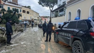 Frana Ischia, il primo allarme: "Aiuto, non posso uscire" - Video