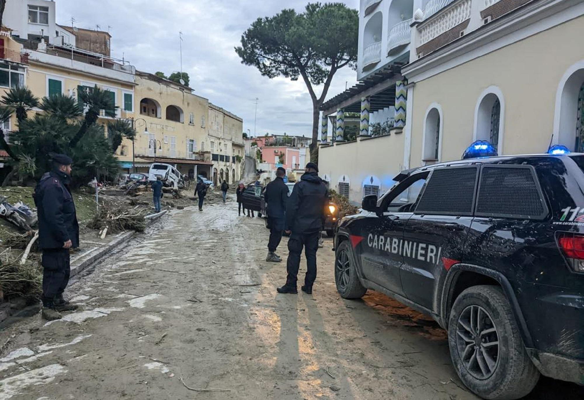 Frana Ischia, il primo allarme: "Aiuto, non posso uscire" - Video