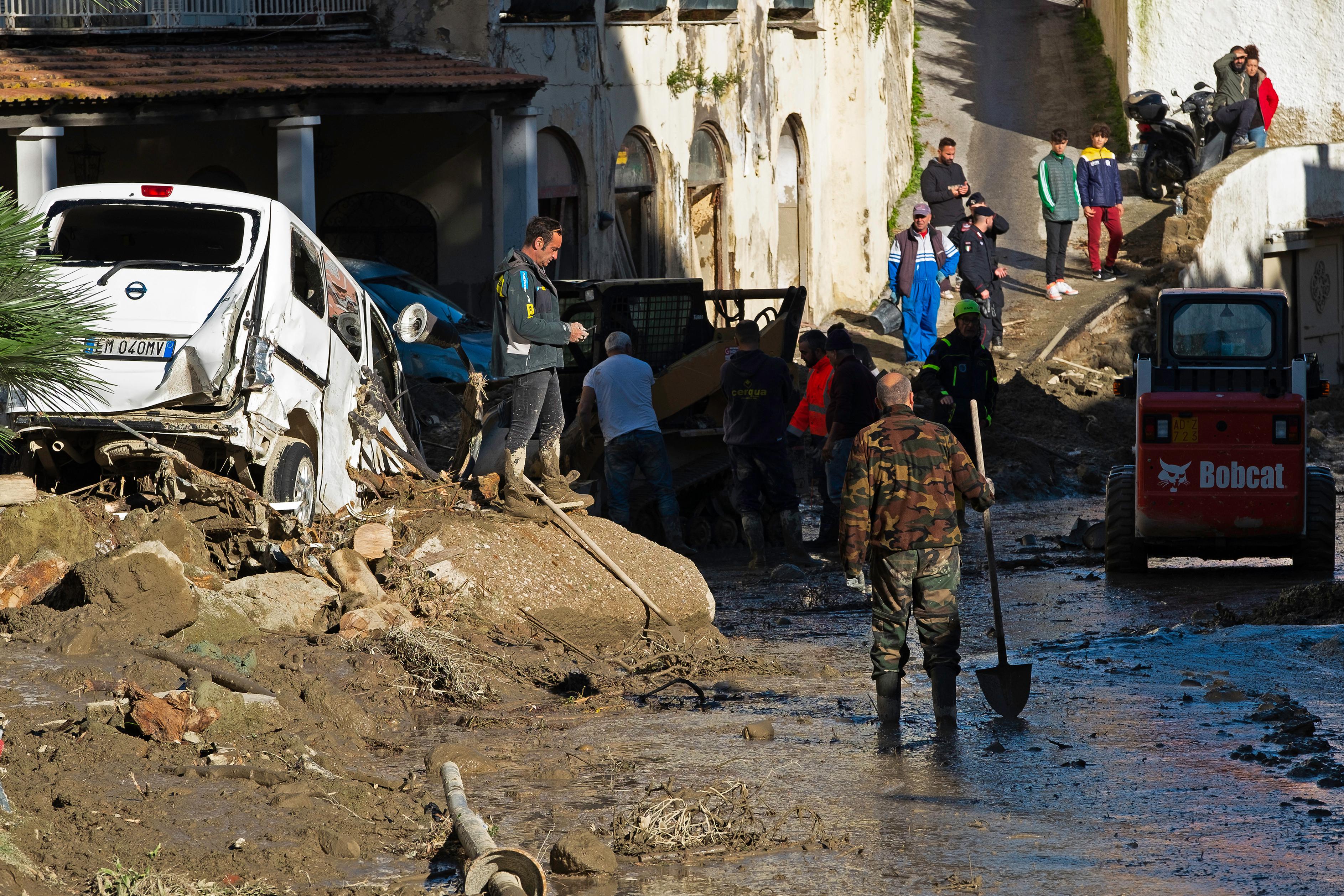 Frana Ischia, proseguono senza sosta ricerche dispersi