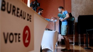 Francia, è il giorno delle elezioni legislative anticipate: al voto dopo il flop di Macron