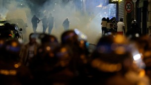 Francia, quinta notte di proteste: 486 arresti