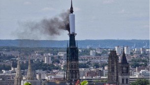 Francia, vasto incendio nella cattedrale di Rouen